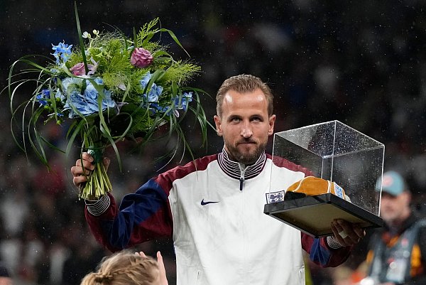 Harry Kane bekam vor seinem Jubiläumsspiel eine goldene Kappe überreicht. - © Frank Augstein/AP/dpa
