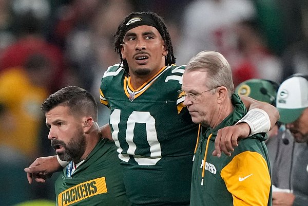Jordan Love, Quarterback der Green Bay Packers, verletzte sich kurz vor Schluss. - © Doug Benc/AP/dpa