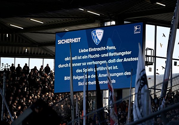 Das Spiel wurde 50 Minuten später als geplant angepfiffen. - © Anke Wälischmiller/dpa