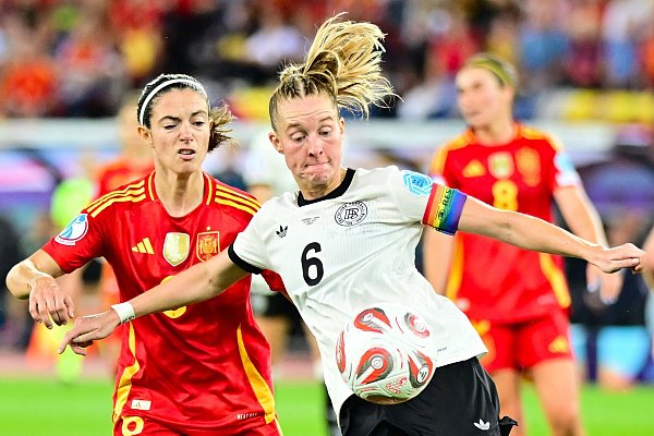 Janina Minge (r) will sich im Hinspiel einen Vorteil mit der DFB-Elf gegen die Spanierinnen um Aitana Bonmatí verschaffen. (Archivbild) - © Sebastian Christoph Gollnow/dpa