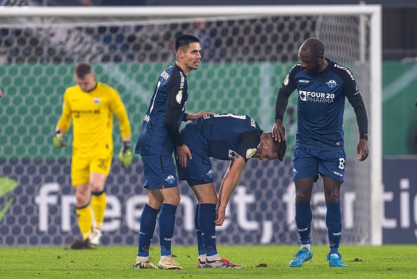 Paderborns Spieler reagieren nach dem 0:1 gegen Werder Bremen. - © David Inderlied/dpa