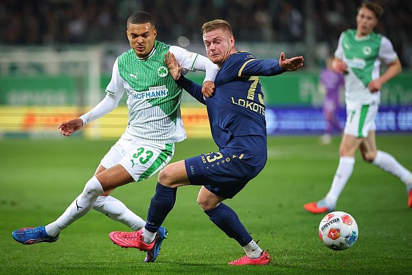 Fürths Maximilian Dietz (l) und Münsters Lars Lokotsch kämpfen um den Ball. - © Daniel Karmann/dpa