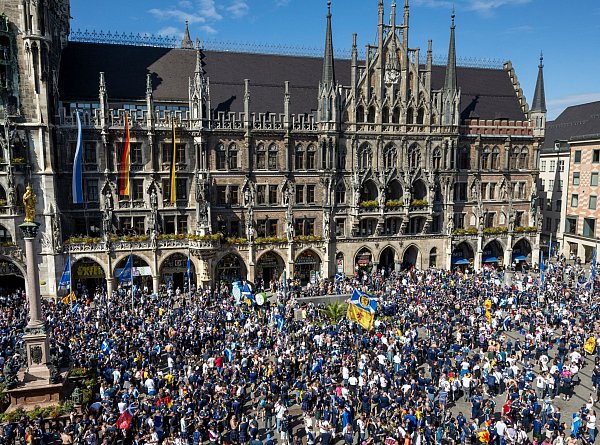 Der Münchner Marienplatz ist voll - vor allem mit schottischen Fans. - © Stefan Puchner/dpa