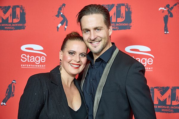 Sänger Alexander Klaws und seine Frau Nadja kamen zur Deutschlandpremiere. - © Georg Wendt/dpa