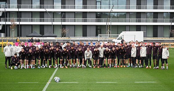 Die A-Nationalmannschaft und die U21-Nationalmannschaft trafen sich auf dem Trainingsgelände des DFB-Campus zu einem gemeinsamen Foto. - © Arne Dedert/dpa