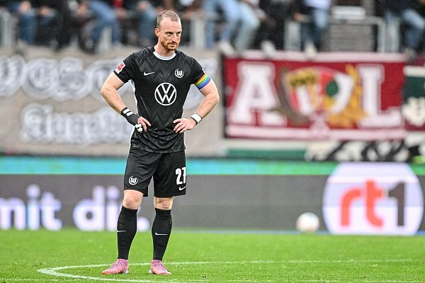 Kapitän Maximilian Arnold steht nach der nächsten Wolfsburger Niederlage frustriert auf dem Platz. - © Harry Langer/dpa