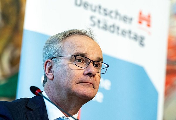Helmut Dedy vom Deutschen Städtetag sieht Paketautomaten grundsätzlich positiv. (Archivbild) - © Hendrik Schmidt/dpa