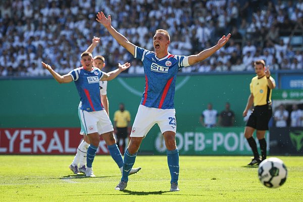 Rostock brachte viel Leidenschaft ins Spiel. - © Christian Charisius/dpa