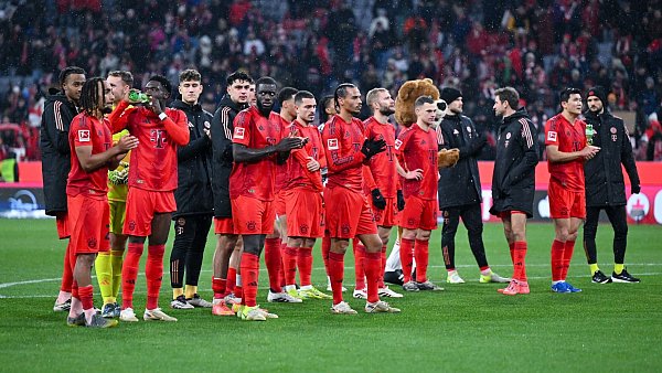 Nach dem Pokal-Aus konnten die Bayern-Profis wieder als Gewinner vor ihre Fankurve ziehen. - © Sven Hoppe/dpa