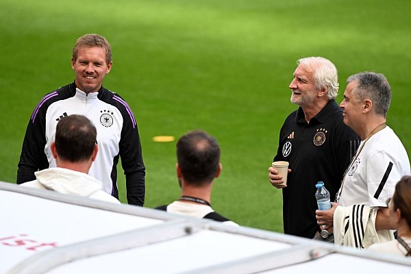 Julian Nagelsmann (l.) und Rudi Völler (2.v.r.) bekommen in Washington die WM-Gruppengegner zugelost. (Archivbild) - © Federico Gambarini/dpa
