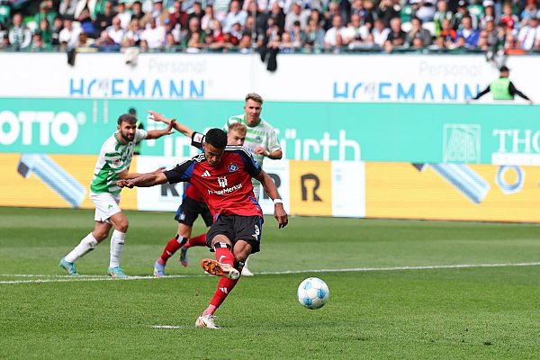 Robert Glatzel verkürzt für den HSV vom Elfmeterpunkt. - © Daniel Karmann/dpa
