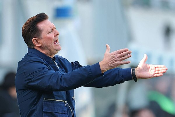 Magdeburgs Trainer Christian Titz in Aktion am Spielfeldrand. - © Daniel Karmann/dpa