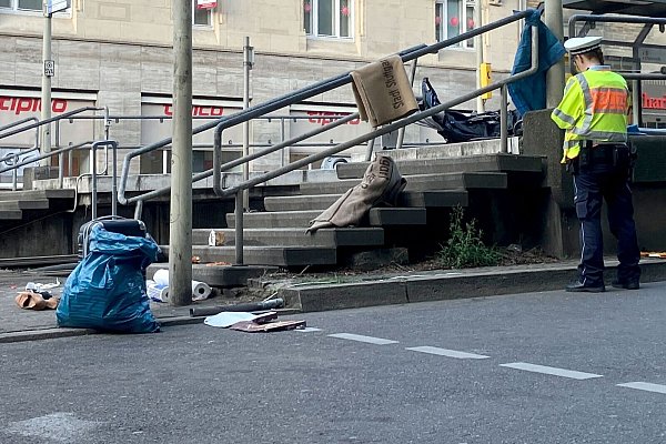 An der Haltestelle liegen Decken, auch ein Kinderwagen ist zu sehen. - © Marco Krefting/dpa