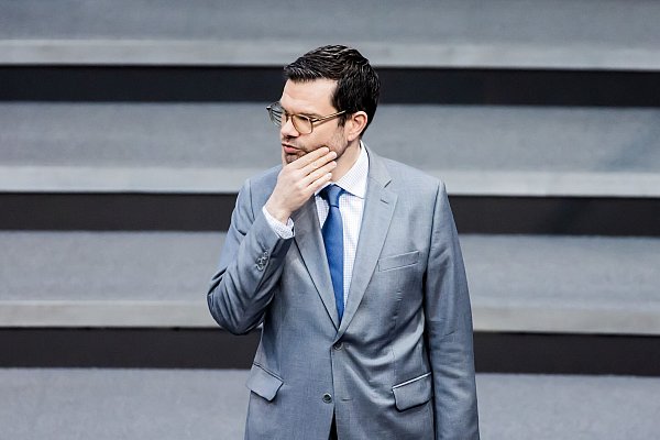 In der Bundesregierung ist Justizminister Marco Buschmann (FDP) federführend zuständig für den Abbau überflüssiger Bürokratie. (Archivbild) - © Christoph Soeder/dpa