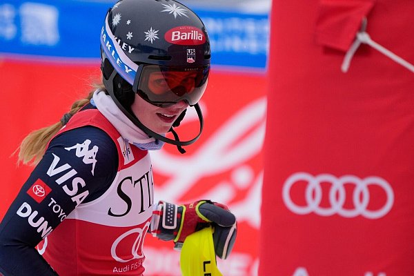 Mikaela Shiffrin feierte im dritten Slalom der Saison den dritten Sieg. - © John Locher/AP/dpa