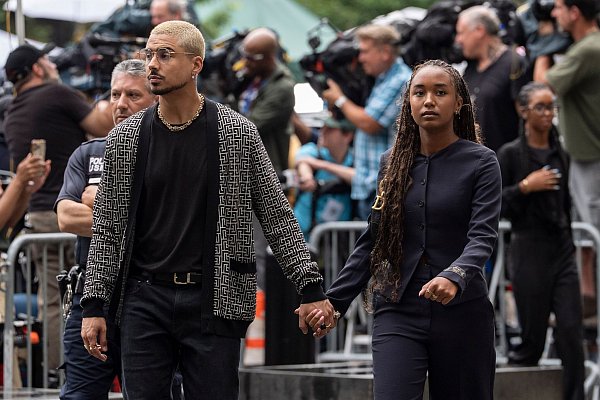 Chance Combs (rechts) und Quincy Brown (links), Tochter und Sohn von Sean "Diddy" Combs, kommen in New York am Gericht an. - © Yuki Iwamura/AP/dpa