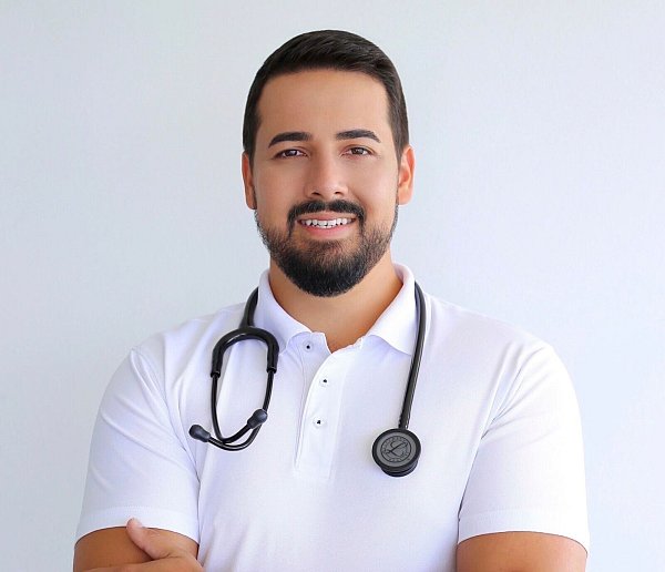 Alexander Srokovskyi ist Physiotherapeut und Buchautor. - © Anastasia Kruk/dpa-tmn