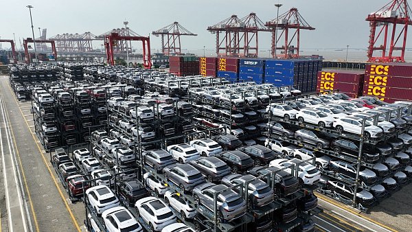 Chinesische Elektro- und Hybridautos für den Export. Die Stromer werden von der EU mit Zöllen belegt. (Archivbild) - © XinHua/dpa