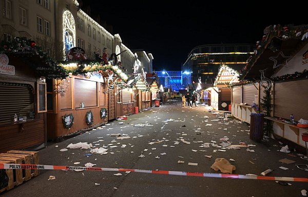Ein Blick auf den abgesperrten Weihnachtsmarkt in Magdeburg nach der Todesfahrt. (Archivbild) - © Heiko Rebsch/dpa