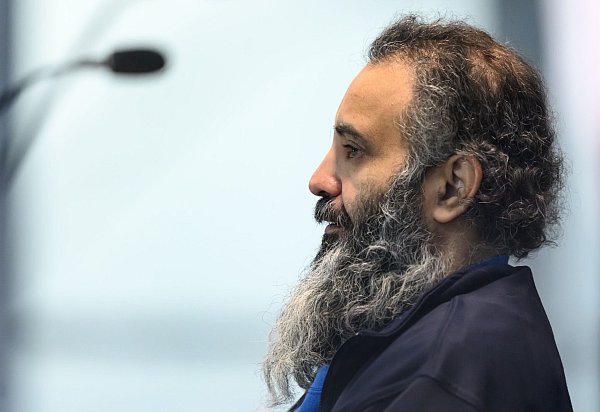 Der Angeklagte Taleb al-Abdulmohsen sitzt zu Beginn des zweiten Prozesstages in einem kugelsicheren Glaskasten. - © Hendrik Schmidt/dpa