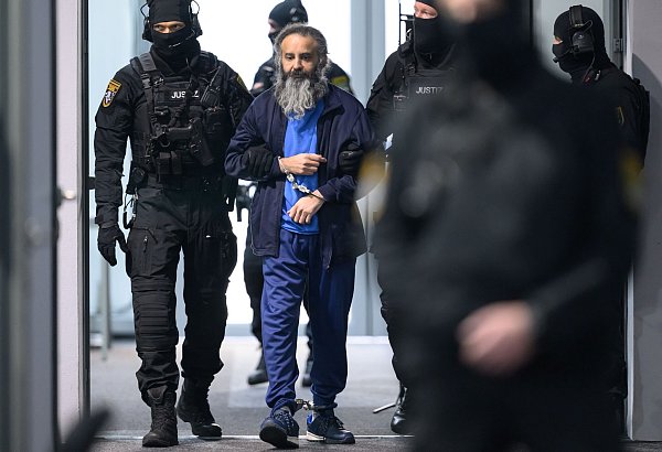 Der Angeklagte Taleb al-Abdulmohsen wird in den Gerichtssaal geführt. - © Hendrik Schmidt/dpa