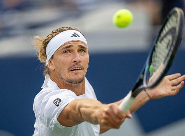 Steigerte sich nach dem verlorenen ersten Satz und steht jetzt im Achtelfinale: Alexander Zverev. - © Frank Gunn/The Canadian Press/AP/dpa