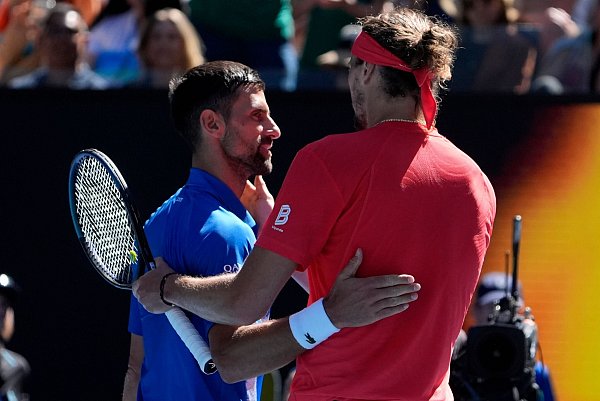 Alexander Zverev (rechts) steht nach der Aufgabe von Novak Djokovic im Finale - © Asanka Brendon Ratnayake/AP/dpa
