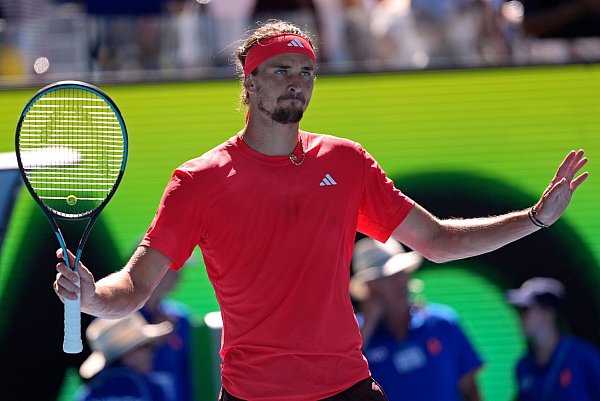 Alexander Zverev entschuldigte sich für seinen vorzeitigen Halbfinalsieg. - © Ng Han Guan/AP/dpa
