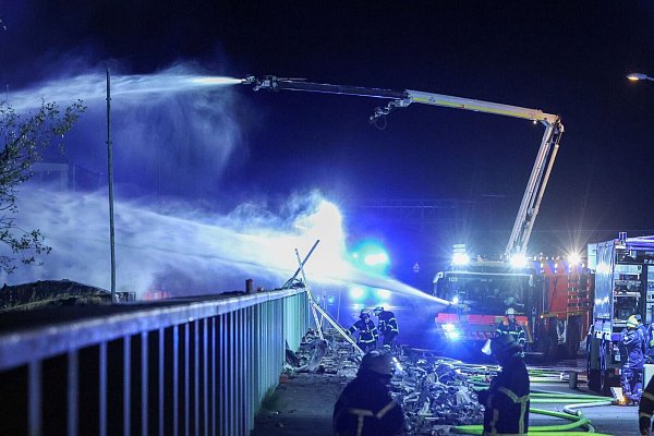 Teilweise wurde deshalb ein Sperrradius von 400 Metern rund um den Brandort eingerichtet. - © Bodo Marks/dpa