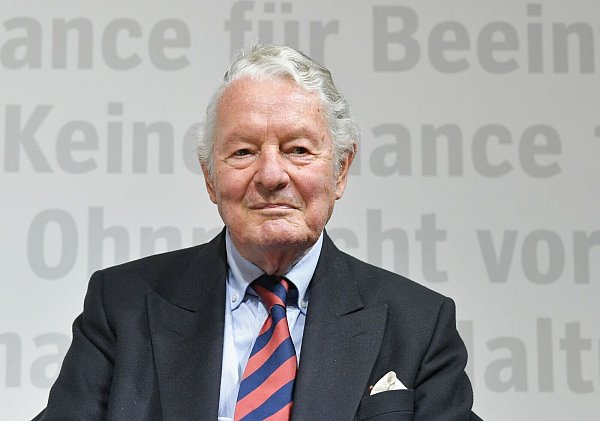 Adelsexperte Rolf Seelmann-Eggebert ist im Alter von 88 Jahren gestorben. (Archivbild) - © Jens Kalaene/dpa-Zentralbild/ZB