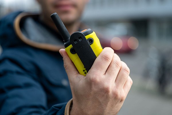 Walkie-Talkies sind kompakt, liegen gut in der Hand. - © Nico Tapia/dpa-tmn