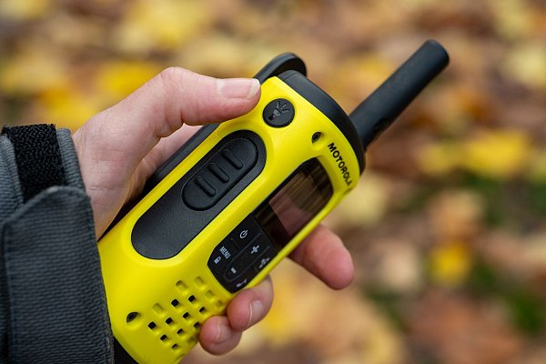 Wegen der recht kurzen Antenne sind in der Stadt und auf freiem Gelände maximal anderthalb Kilometer Reichweite drin, im Wald oft nur wenige hundert Meter. - © Nico Tapia/dpa-tmn