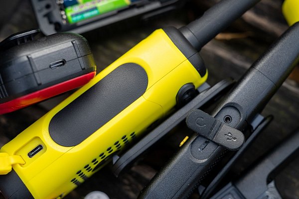 Anschlussfreudig: USB-Ladebuchsen und ein Headset-Anschluss an Walkie-Talkies. - © Nico Tapia/dpa-tmn