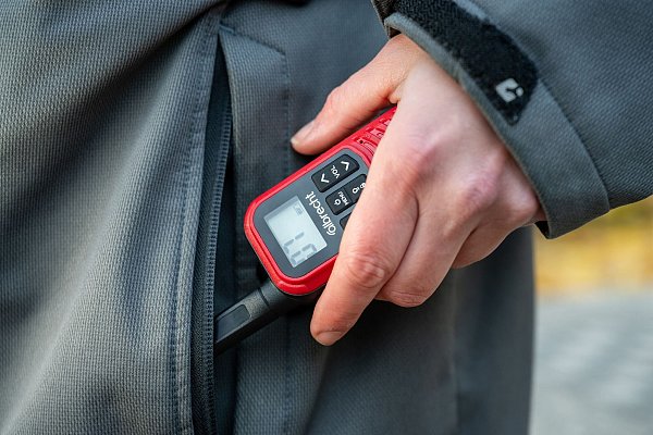 Ein digitales Walkie-Talkie: Bei diesen Geräten stört kein Rauschen mehr, aber die Stimmen klingen nicht so natürlich wie beim analogen Funk. - © Nico Tapia/dpa-tmn