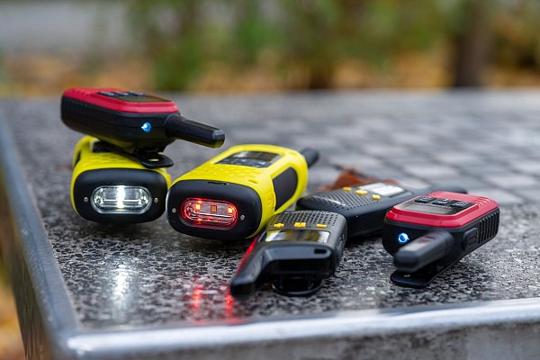 Leuchte, leuchte, kleines Walkie-Talkie: Viele Geräte bringen eine praktische Taschenlampe mit. - © Nico Tapia/dpa-tmn