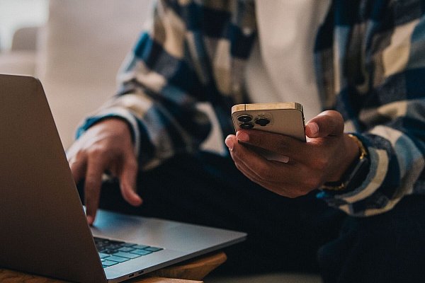 Eine Geldanlage, die für jeden und jede gleichermaßen geeignet ist? Die gibt es nicht. Denn über die individuelle Anlagestrategie entscheiden die eigene Risikoneigung und die zukünftigen finanziellen Ziele. - © Zacharie Scheurer/dpa-tmn