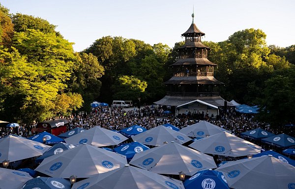 Einer der bekanntesten Biergärten Münchens ist der am Chinesischen Turm im Englischen Garten. (Archivbild) - © Sven Hoppe/dpa