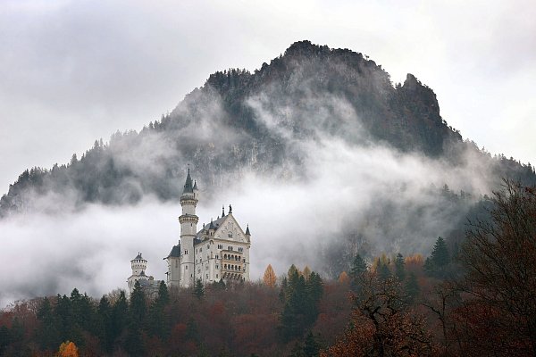 Zu jeder Jahreszeit ein Hingucker: Schloss Neuschwanstein - hier in herbstlicher Landschaft. (Archivbild) - © Karl-Josef Hildenbrand/dpa