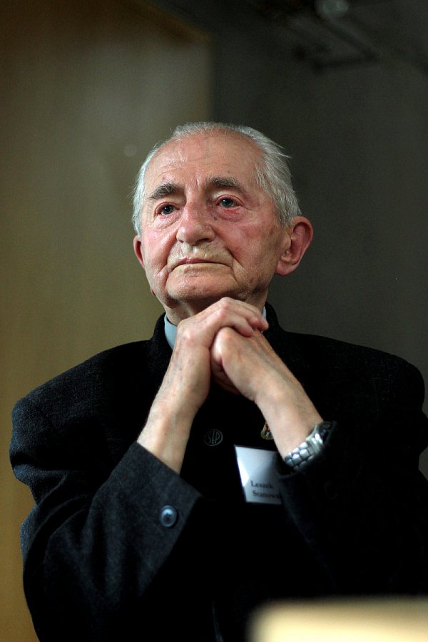 Leszek Stanowski hat das KZ Dachau überlebt und wurde von den Amerikanischen Truppen befreit. Hass gegenüber den Deutschen verspürt er nicht. Ganz im Gegenteil. Er liebe die deutsche Sprache, das einzige, was ihn daran hindere, Deutsch besser zu verstehen, seien seine Ohren. Durch die Behandlung im KZ ist Stanowski heute schwerhörig. - © Tobias Schreiner