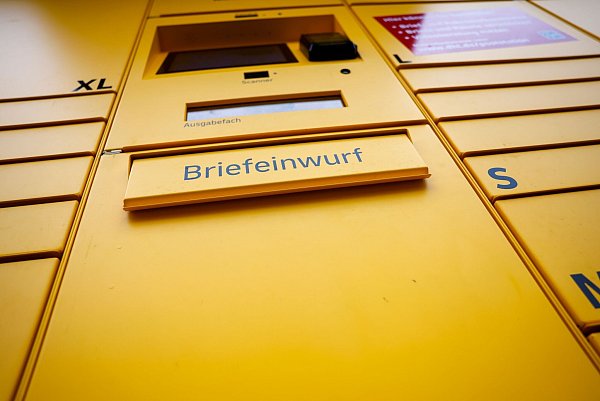 In der Poststation ist ein Briefkasten integriert und man kann Briefmarken kaufen. - © Thomas Banneyer/dpa