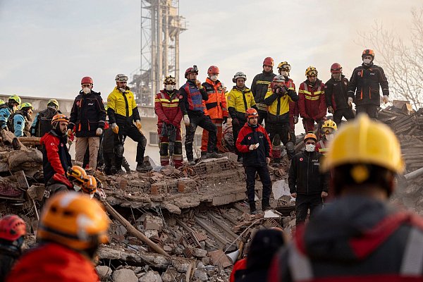 Zwei Menschen kamen ums Leben, drei wurden verletzt. - © Ugur Yildirim/DIA Photo/AP/dpa