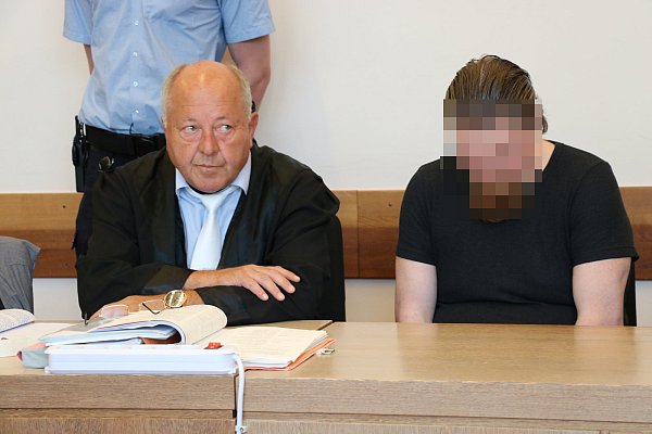 Mario S. mit seinem Verteidiger Jürgen Bogner. - © Yvonne Glandien