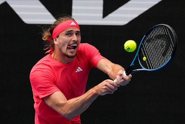 Alexander Zverev muss im Achtelfinale der Australian Open hart kämpfen - © Manish Swarup/AP/dpa