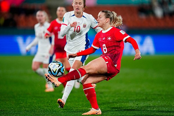 Nadine Riesen (r) steht mit der Schweiz vor dem Einzug ins Achtelfinale. - © Abbie Parr/AP