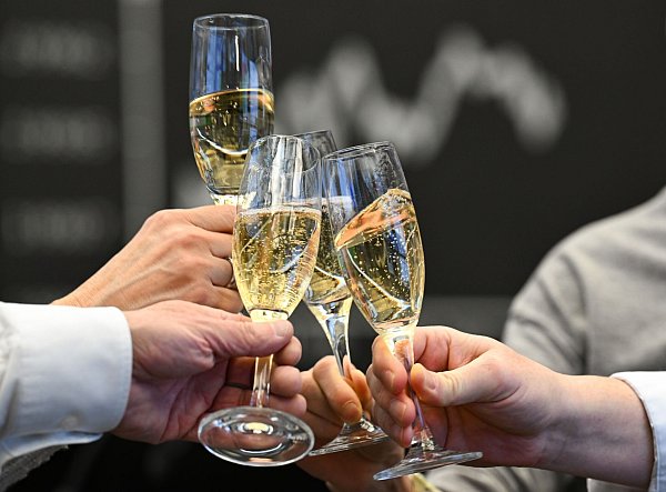 In anderen Ländern, zum Beispiel in den USA, machen die Menschen mehr aus ihren Ersparnissen, weil sie mehr auf Aktien setzen. (Symbolbild) - © Arne Dedert/dpa