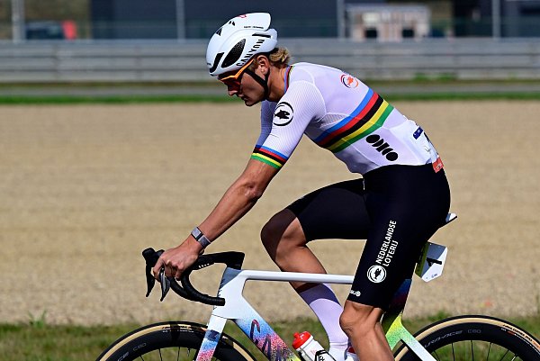 WM-Titelverteidiger Mathieu van der Poel sieht nur «eine kleine Chance». - © Dirk Waem/Belga/dpa