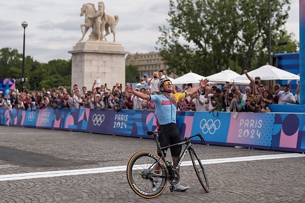 Für ikonische Bilder sorgen kann er: Belgiens Olympiasieger Remco Evenepoel. - © Thibault Camus/AP/dpa