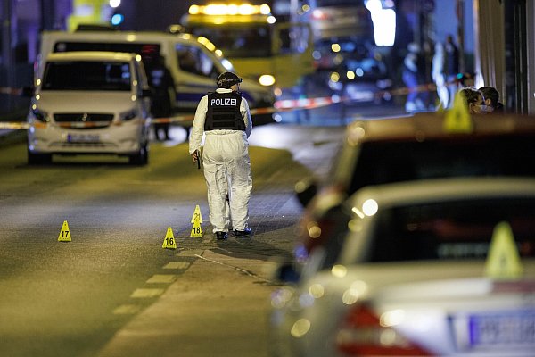 Bei den Schüssen vor dem Landgericht waren vier Menschen verletzt worden, teilweise schwer. (Archivbild) - © Friso Gentsch/dpa