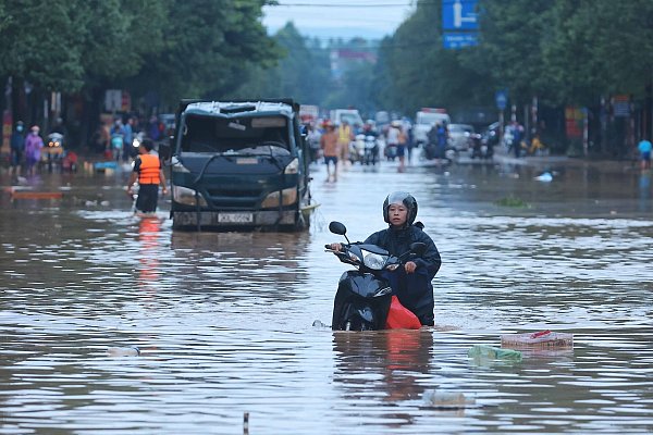 Anhaltender Starkregen bereitet den Behörden Sorgen. - © VNA/XinHua/dpa
