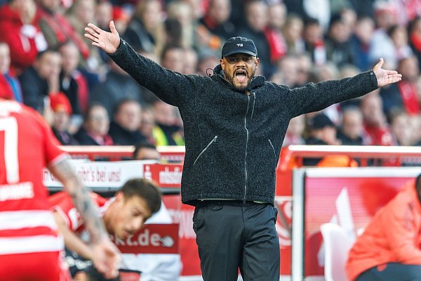 Vincent Kompany verzichtete auf große Rotation nach dem Kraftakt von Paris. - © Andreas Gora/dpa